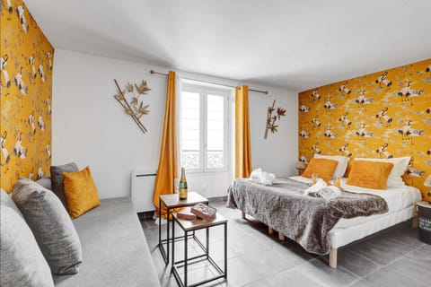 Bed, Living room, Seating area, towels