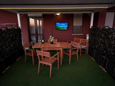 Patio, TV and multimedia, View (from property/room), Balcony/Terrace, Seating area, Dining area, Evening entertainment, Entertainment, internet