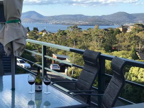 Spacious 6-BR & 3 baths House in Prime Location House in Tasmania