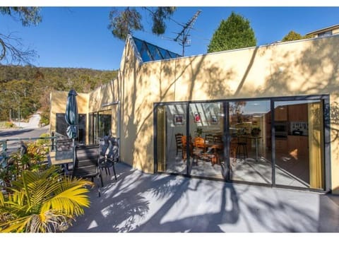 Spacious 6-BR & 3 baths House in Prime Location House in Tasmania