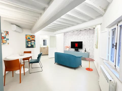 TV and multimedia, Living room, Dining area