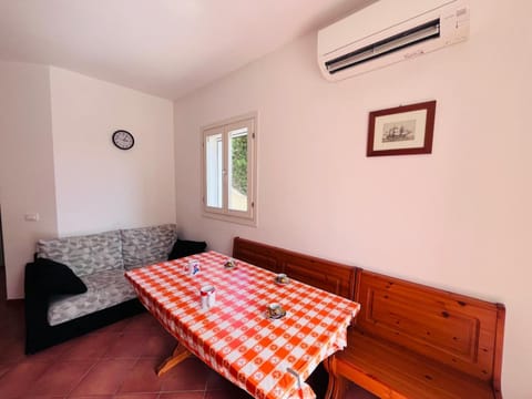 Living room, Seating area, Dining area, air conditioner