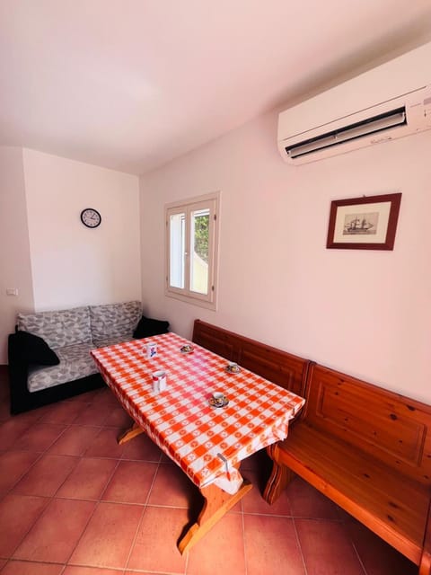 Living room, Seating area, Dining area, air conditioner