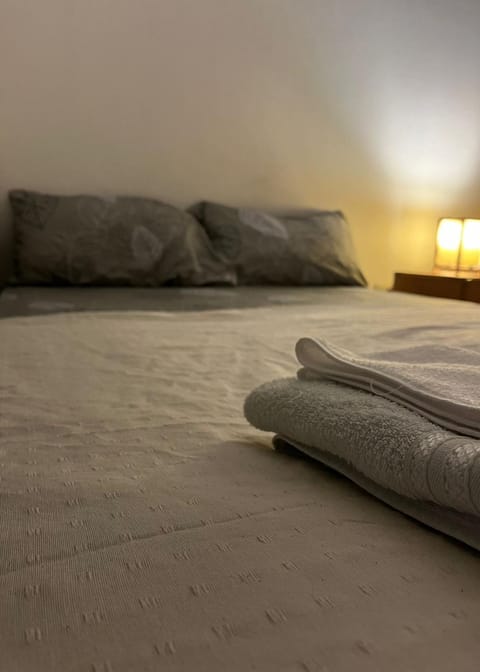 Bed, Bedroom, towels