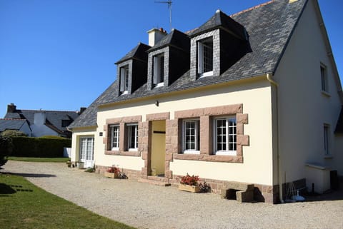 Grande maison familiale à 50m de la mer avec jardin à TREGASTEL - Réf 77 Villa in Trégastel