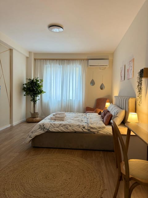 Bed, Living room, Photo of the whole room, Seating area