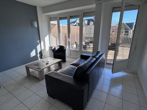 Patio, Nearby landmark, Coffee/tea facilities, View (from property/room), Balcony/Terrace, Kitchen or kitchenette, Living room, Seating area, internet, air conditioner