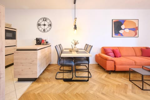 Kitchen or kitchenette, Living room, Seating area, Dining area