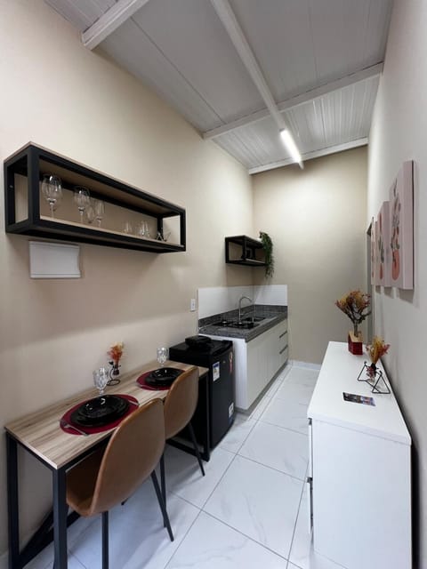 Kitchen or kitchenette, Dining area, minibar, stove