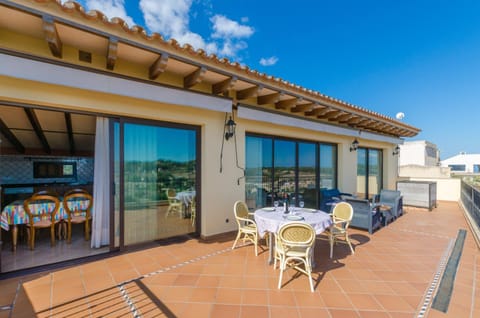 Property building, Balcony/Terrace, Living room