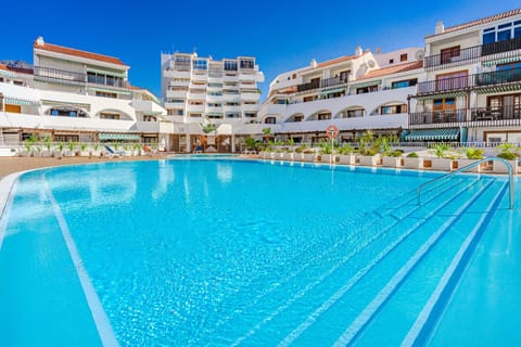 Property building, Day, Pool view, Swimming pool, sunbed
