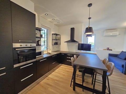 Kitchen or kitchenette, Dining area, oven, stove, air conditioner