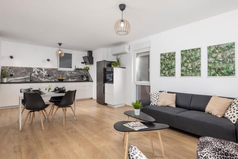 Kitchen or kitchenette, Living room, Seating area, Dining area
