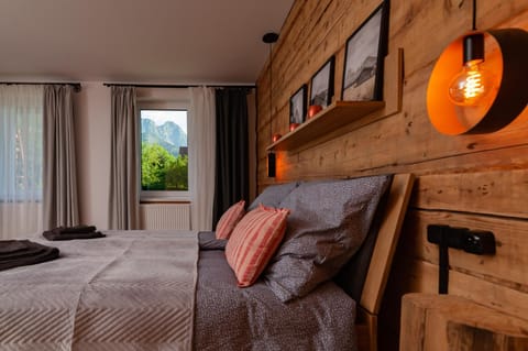 Bed, TV and multimedia, Seating area, Bedroom, towels