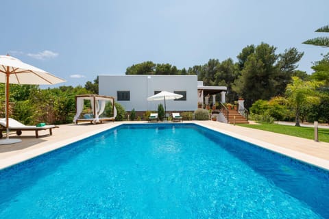 Property building, Day, Garden, Garden view, Pool view, Swimming pool, sunbed