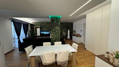 TV and multimedia, Living room, Seating area, Dining area