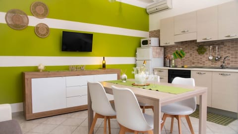 TV and multimedia, Kitchen or kitchenette, oven, stove