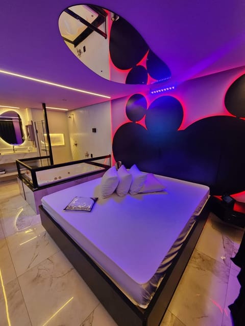 Bed, Hot Tub, Photo of the whole room, Bedroom