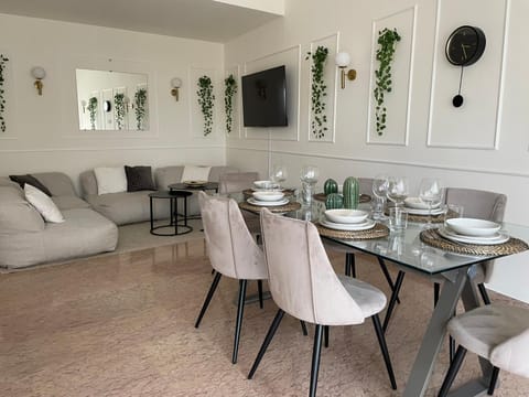 Communal lounge/ TV room, Living room, Lounge or bar, Seating area, Dining area, Lunch