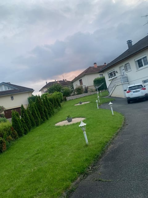 Studio dans une maison avec parking Apartment in Montbéliard