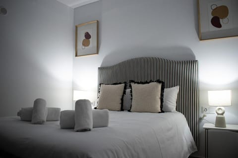 Bed, Decorative detail, Bedroom, towels