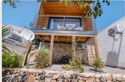 Property building, Patio, Day, Garden, Garden view
