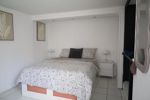 Photo of the whole room, Bedroom