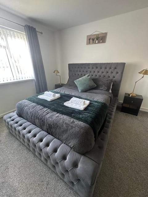 Bed, Photo of the whole room, Bedroom, towels