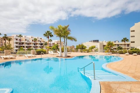 Swimming pool, sunbed