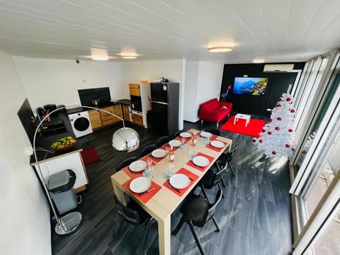 Communal lounge/ TV room, TV and multimedia, Kitchen or kitchenette, Living room, Seating area, Dining area, Evening entertainment