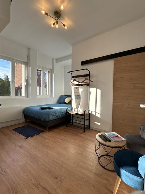 Bed, Photo of the whole room, Seating area