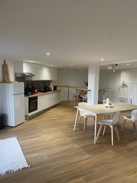 Kitchen or kitchenette, Living room, Seating area, Dining area, minibar, oven, stove