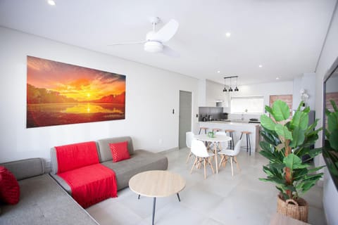 Kitchen or kitchenette, Living room, Seating area, Dining area