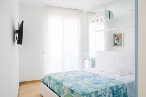 Bed, TV and multimedia, Photo of the whole room, Bedroom, towels, air conditioner