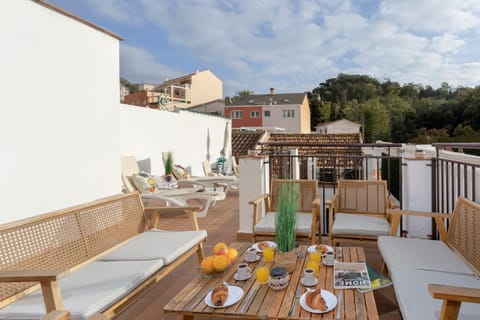 Patio, Day, Balcony/Terrace, Food and drinks, Dining area, Food
