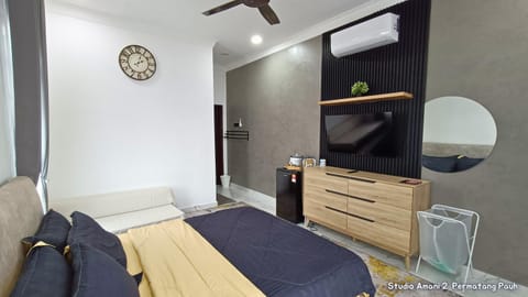 Communal lounge/ TV room, Bed, TV and multimedia, Photo of the whole room, Bedroom, air conditioner