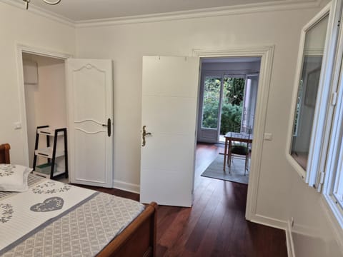 Superbe F2 rénové Terrasse fleurie Apartment in Gagny