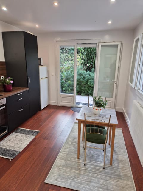 Superbe F2 rénové Terrasse fleurie Apartment in Gagny