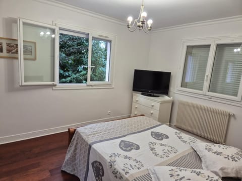 Superbe F2 rénové Terrasse fleurie Apartment in Gagny