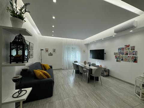 Communal lounge/ TV room, TV and multimedia, Living room, Seating area, air conditioner
