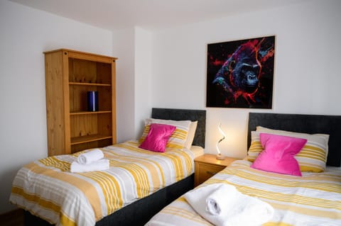 Bed, Bedroom, towels