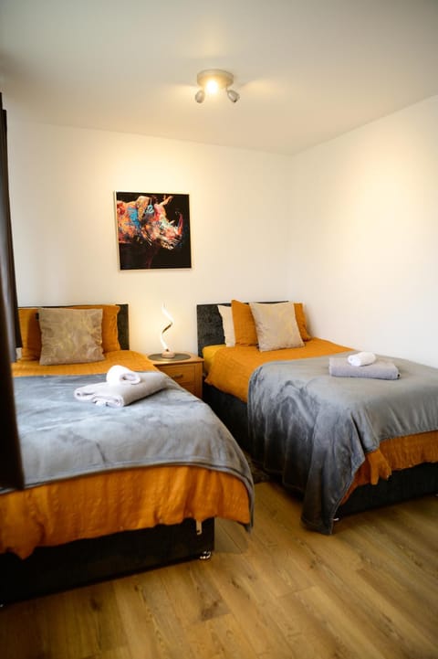 Bed, Bedroom, towels