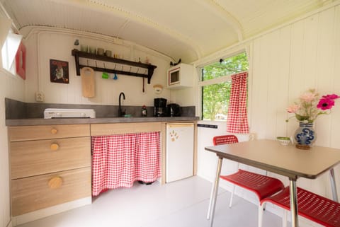 Coffee/tea facilities, Kitchen or kitchenette, Dining area, stove