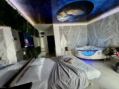 Bed, Hot Tub, TV and multimedia