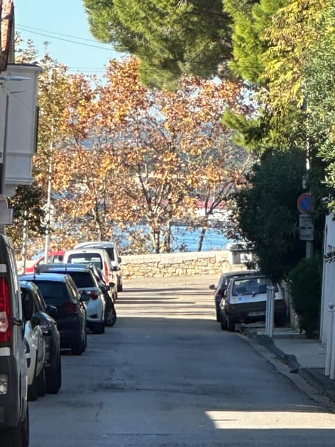 Neighbourhood, Sea view, Location