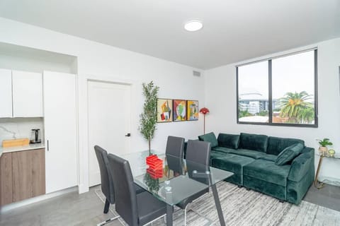 Kitchen or kitchenette, Living room, Seating area, Dining area