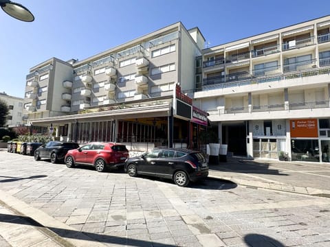 Property building, Day, Neighbourhood, Street view, Location