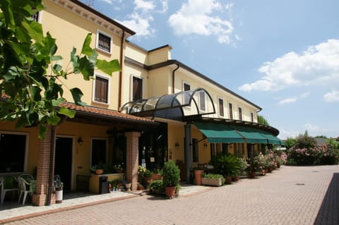 Facade/entrance, Spring, Day, Garden
