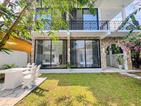 Property building, Patio, Natural landscape, Balcony/Terrace, Balcony/Terrace, Garden view