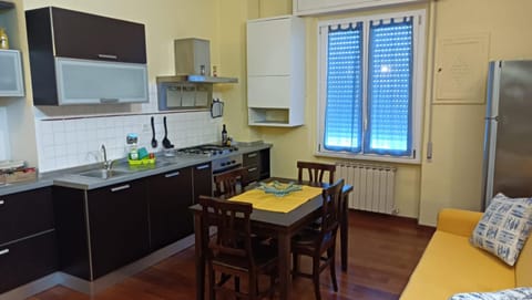 Dining area, oven, stove